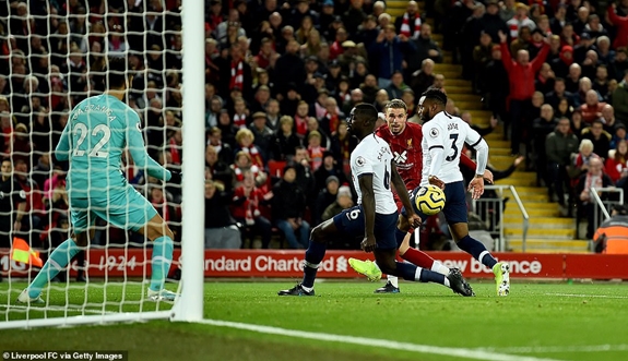 Đội trưởng Henderson gỡ hòa 1-1 cho Liverpool với cú sút chép góc. Ảnh: Getty