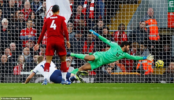 Harry Kane đánh đầu cận thành mở tỷ số cho đội khách Tottenham ở ngay phút thứ 1. Ảnh: Reuters