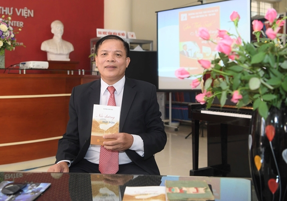 Tác giả tại lễ ra mắt.