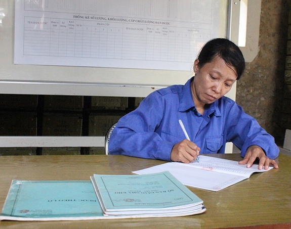 Đại úy QNCN Nguyễn Thị Thu Hoài đang ghi chép lại các số liệu.