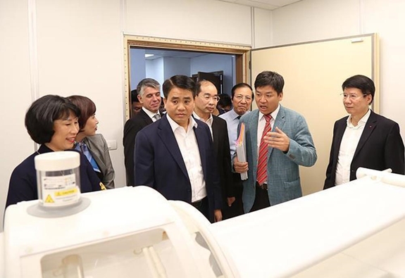 Các đại biểu tham quan hệ thống máy Pyrexar tại Bệnh viện Đa khoa Xanh Pôn.