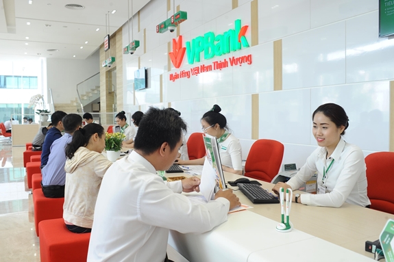 Khách hàng giao dịch tại Ngân hàng TMCP Việt Nam Thịnh Vượng (VPBank).