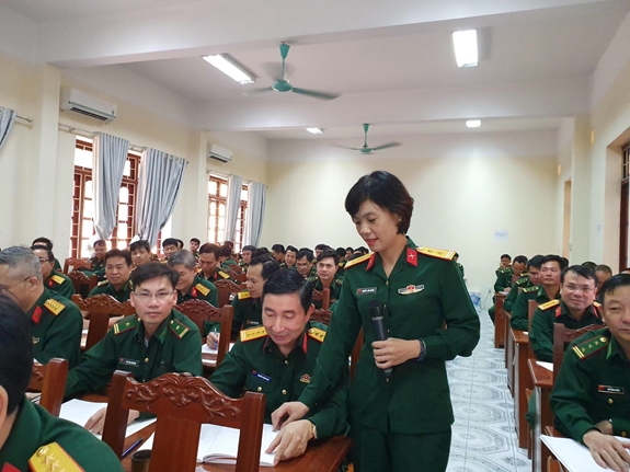 Trung tá Nguyễn Thị Đắc Hương trong một tiết giảng bài trên lớp.
