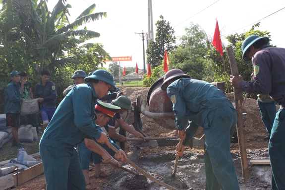 LLVT huyện Tân Kỳ tham gia giúp xã Kỳ Sơn làm đường giao thông nông thôn.