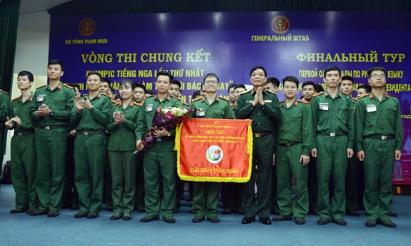 Trung tướng Ngô Minh Tiến trao giải nhất tặng đội Học viện Kỹ thuật quân sự.
