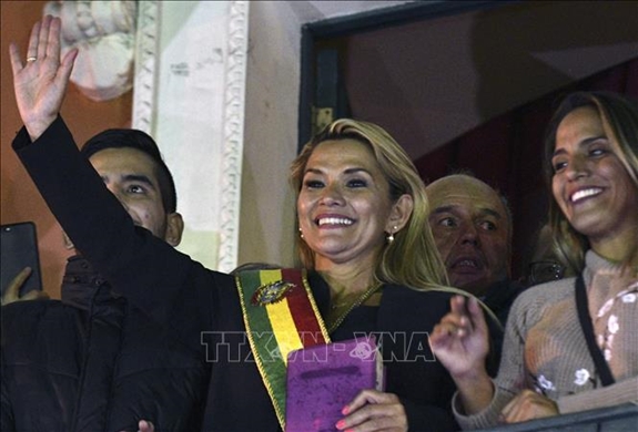 Tổng thống tạm quyền Bolivia Jeanine Anez (giữa) sau khi tuyên thệ nhậm chức tại Quốc hội ở La Paz ngày 12-11-2019. Ảnh: TTXVN