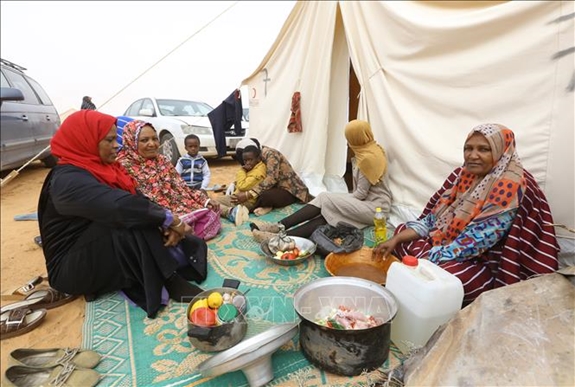 Người dân sơ tán từ thị trấn Tawergha, Libya tới một trại tị nạn cách đó 20km ngày 8-2-2018. Ảnh: TTXVN.