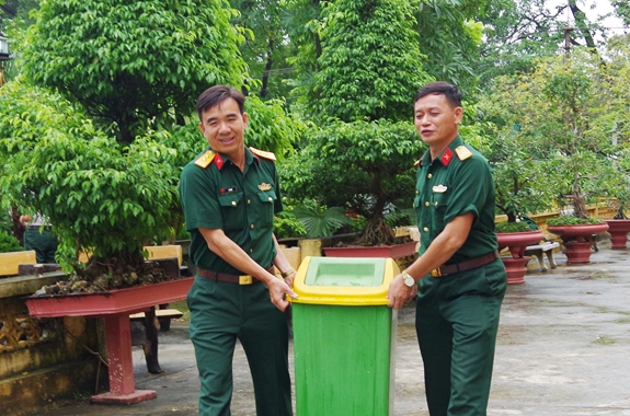 Cán bộ, giảng viên Khoa Chiến thuật tham gia vệ sinh môi trường.