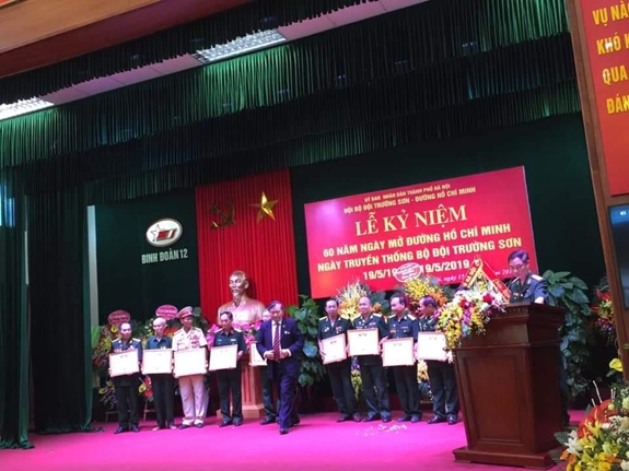 Hội viên tiêu biểu cuả Hội Trường Sơn Hà Nội được UBND thành phố Hà Nội khen thưởng.