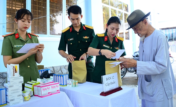 Cấp thuốc miễn phí và hướng dẫn sử dụng cho các đối tượng đến khám.
