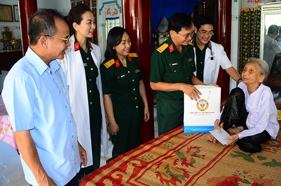 Đoàn công tác Bệnh viện Quân y 175 và Công an tỉnh Tiền Giang thăm hỏi, tặng quà Bà mẹ Việt Nam Anh hùng Mai Thị Đời, ấp Bình Thới, xã Bình Phú.
