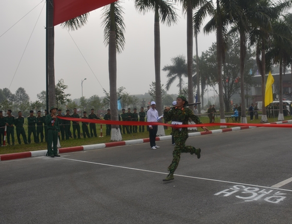 Vận động viên chạy 3.000m vũ trang ở 4 môn thể thao quân sự phối hợp liên hoàn.