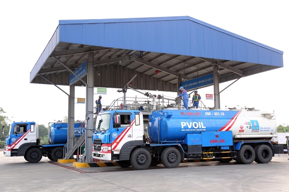 Kho xăng dầu Bắc Giang thực hiện niêm phong đầy đủ các hầm chứa hàng của phương tiện trước khi rời kho. Ảnh: HIỀN ANH