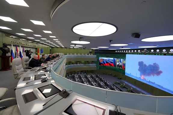 Các nhà lãnh đạo Nga theo dõi vụ thử nghiệm tên lửa siêu thanh Avangard qua màn hình. Ảnh: Sputnik