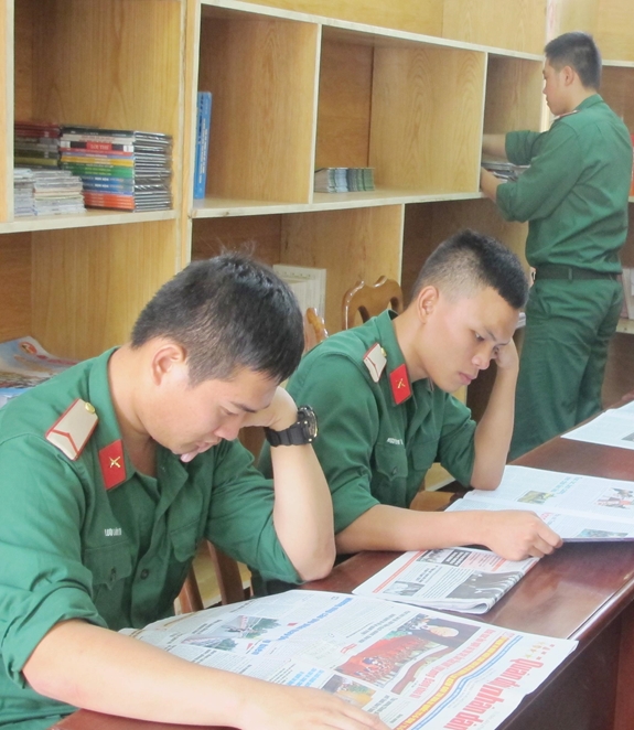 Đọc sách, báo ở Phòng Hồ Chí Minh của đơn vị.