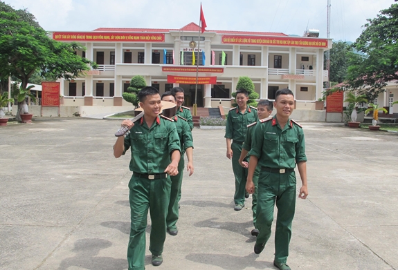 Niềm vui cùng cây đàn ghi-ta của các chiến sĩ trẻ.
