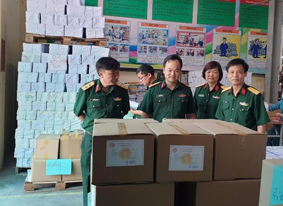Trung tướng Nguyễn Mạnh Hùng, Bí thư Đảng ủy, Chính ủy Tổng cục Công nghiệp Quốc phòng thăm, kiểm tra hoạt động sản xuất tại Xí nghiệp In, Nhà máy Z176. Ảnh: VĂN HẢI
