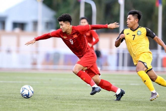 Hà Đức Chinh (áo đỏ) đang muốn “bay cao” cùng U.22 Việt Nam tại SEA Games lần thứ 30. Ảnh: HỮU PHẠM.