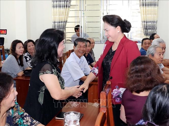Chủ tịch Quốc hội Nguyễn Thị Kim Ngân với các cử tri phường An Hội.