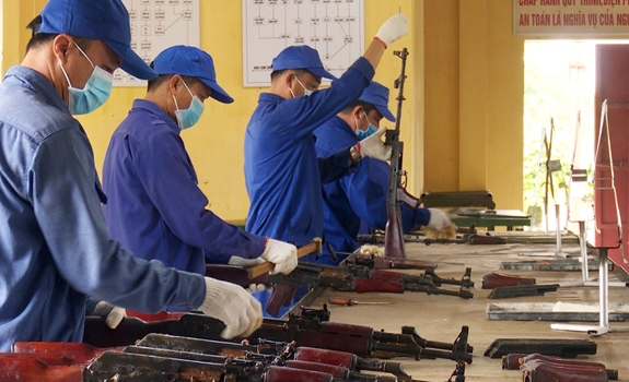 Bảo quản vũ khí tại Kho Kỹ thuật tổng hợp 102. Ảnh: HÒA BÌNH