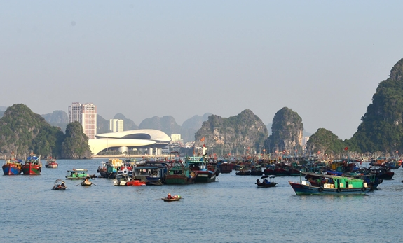 Vẻ đẹp hài hòa giữa cảnh sách thiên nhiên và công trình kiến trúc ở thành phố Hạ Long.