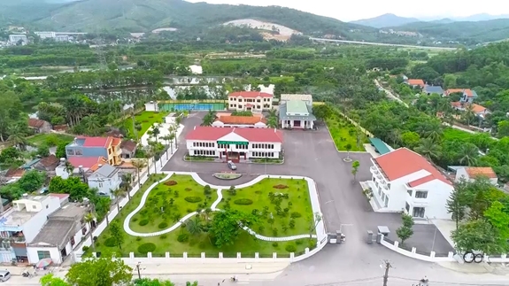 Trụ sở cấp ủy, chính quyền huyện Hoành Bồ hiện nay sẽ tiếp tục được sử dụng để phục vụ người dân sau sáp nhập.Ảnh: THU THANH.