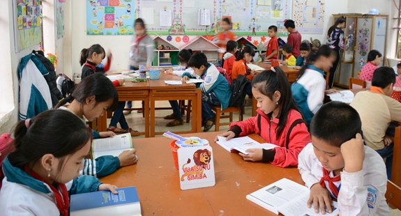 Học sinh đọc sách tại Thư viện Trường Tiểu học Nam Đồng, xã Đồng Sơn (Nam Trực, Nam Định).