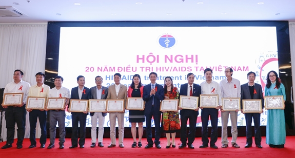 Kết thúc hội nghị, Ban tổ chức tặng bằng khen cho các tập thể và cá nhân có thành tích xuất sắc trong công tác phòng, chống HIV/AIDS.