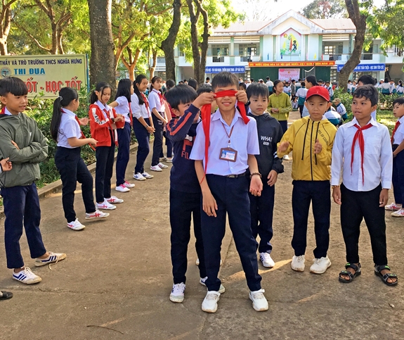 Học sinh Trường THCS Nghĩa Hưng hào hứng với “giờ ra chơi trải nghiệm sáng tạo”.