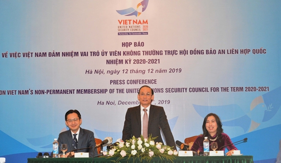 Thứ trưởng Bộ Ngoại giao Lê Hoài Trung chủ trì họp báo.