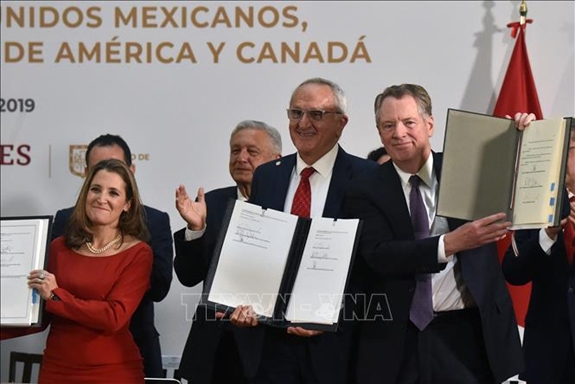 Phó Thủ tướng Canada Chrystia Freeland, Trưởng đoàn đàm phán Mexico Jesus Seade và Đại diện Thương mại Mỹ Robert Lighthizer tại lễ ký thỏa thuận hoàn tất Hiệp định Thương mại tự do Mỹ - Mexico.