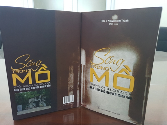 Sống trong mồ- huyền thoại và đời thật của một nhà tình báo