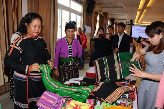 Phụ nữ dân tộc thiểu số tại tỉnh Đắk Nông được hỗ trợ để tự chủ kinh tế.