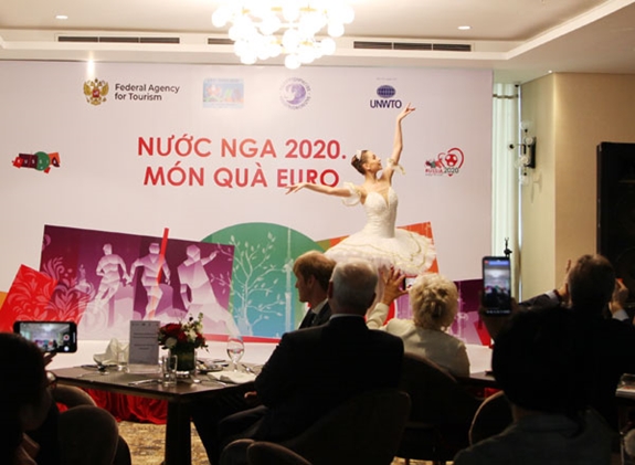 Nghệ sĩ ba lê Alisa Sodaleva biểu diễn tại buổi họp báo.