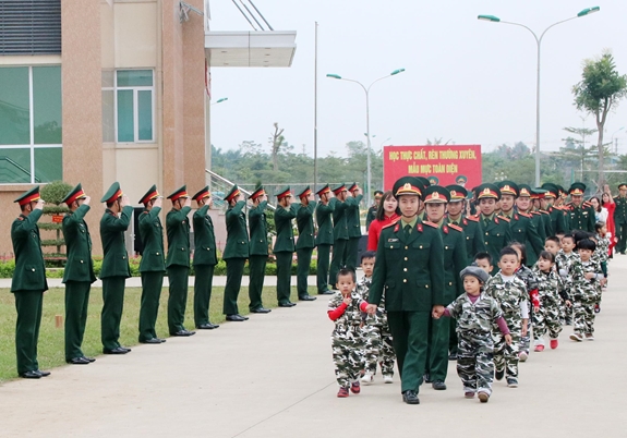 Học viên Tiểu đoàn 4 đón cô và trò trường mầm non trên địa bàn đóng quân vào thăm đơn vị, nhân dịp 22-12. Ảnh: QUANG TRONG