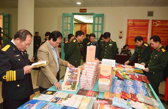 Các cộng tác viên xem sách trưng bày của Nhà xuất bản Quân đội nhân dân tại buổi gặp mặt năm 2019. Ảnh: Hoàng Linh.