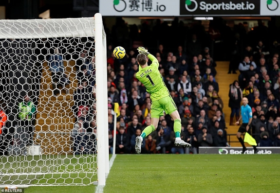 Thủ thành De Gea mắc sai lầm nghiêm trọng khi bắt trượt bóng, mở đầu cho trận thua đáng thất vọng của Man Utd trên sân của đội cuối bảng Watford. Ảnh: Reuters