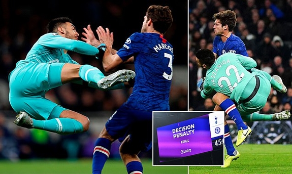 Pha phạm lỗi của thủ thành Paulo Gazzaniga với Marcos Alonso, dẫn tới quả phạt đền cho Chelsea sau khi trọng tài chính tham khảo VAR. Ảnh: Dailymail