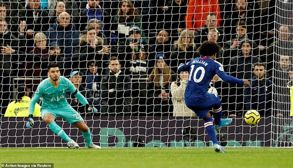 Trên chấm 11m, Willian nâng tỷ số lên 2-0 cho Chelsea. Ảnh: Reuters