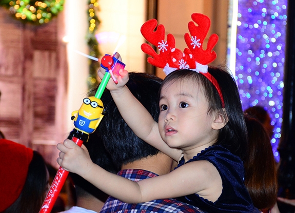 Các em nhỏ được gia đình đưa đi chơi Noel.