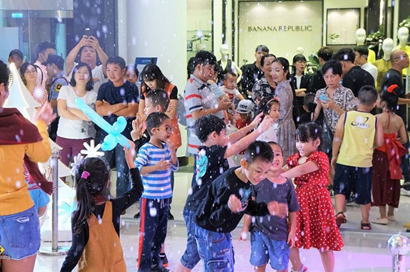 Bối cảnh tạo tuyết rơi tại quận 7 thu hút đông đảo người dân, trẻ nhỏ tham quan, thưởng lãm.