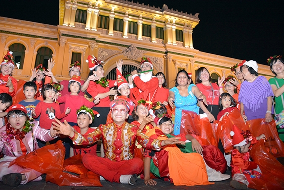 Nhóm thiện nguyện phát quà tặng Giáng sinh cho trẻ em lang thang, cơ nhỡ.