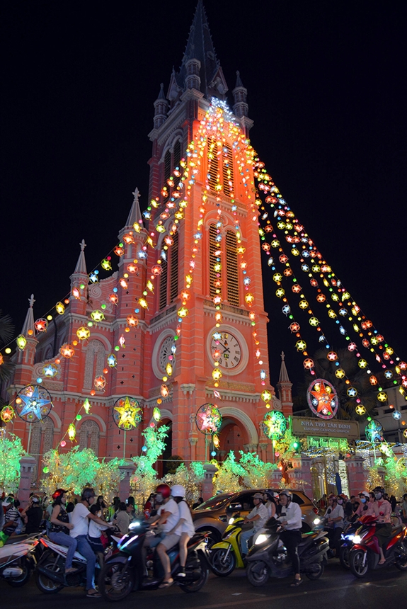 Nhà thờ Tân Định, quận 1 (TP Hồ Chí Minh) lung linh trong đêm Noel.