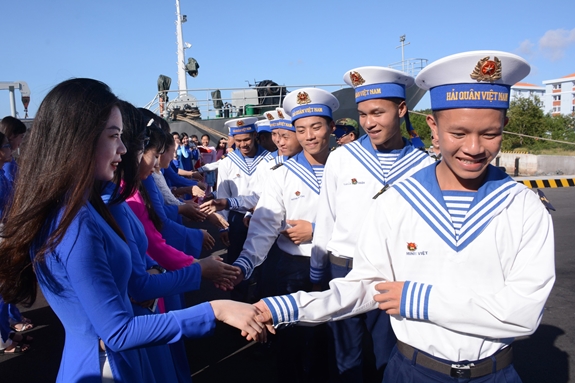 Thành viên câu lạc bộ “Tuổi trẻ vì biển đảo quê hương” tiễn cán bộ, chiến sĩ.