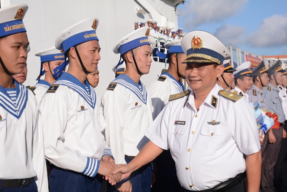 Lãnh đạo Vùng 4 Hải quân động viên cán bộ, chiến sĩ.