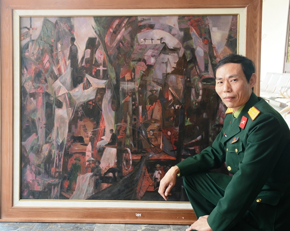 Họa sĩ Mai Xuân Chung bên tác phẩm "Tình quân dân".