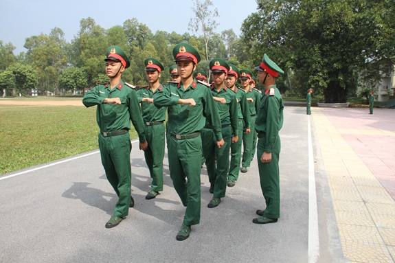 Học viên Trường Quân sự Bộ tư lệnh Thủ đô Hà Nội trong giờ ôn luyện Điều lệnh đội ngũ.