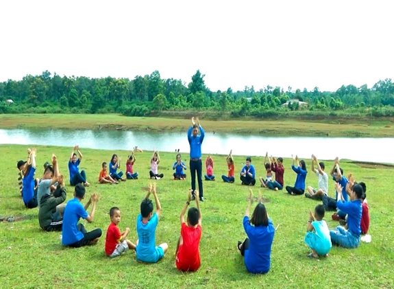 Trí thức trẻ tình nguyện và thanh niên Bệnh viện Quân y 15 (Binh đoàn 15) tổ chức hoạt động vui chơi cho trẻ em.