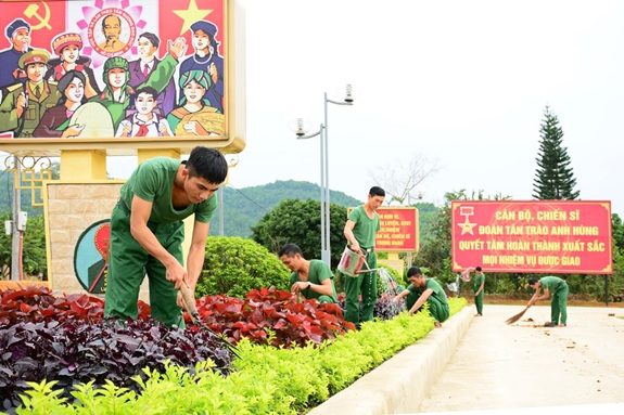 Cán bộ, chiến sĩ Đại đội 9, Tiểu đoàn 3 chung tay tu sửa bồn hoa, cây cảnh đón chào năm mới 2020.