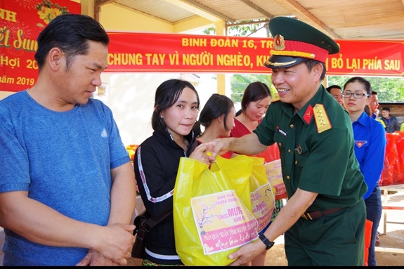 Đại diện Binh đoàn 16 tặng quà hộ nghèo vùng dự án.